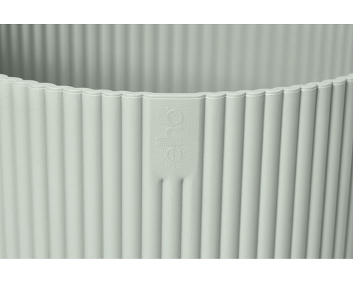 Detaljvy av en ribbad plastblomkruka med tillverkarens logotyp