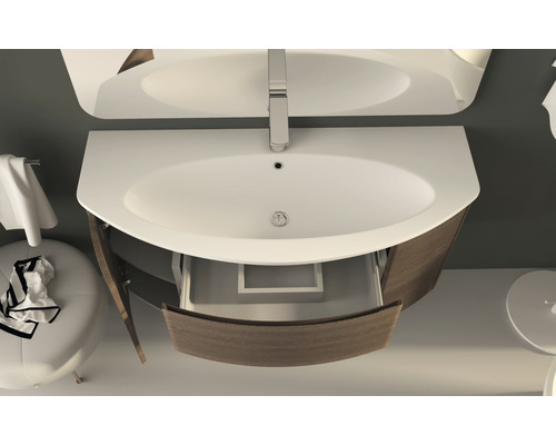 Badrumskommod med öppen låda, handfat och blandare i ett modernt badrum