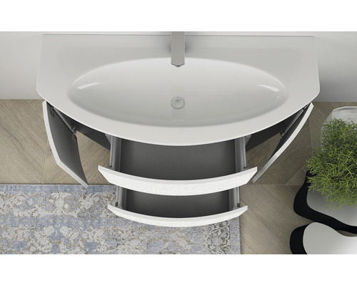 Vy från ovan av ett badrum med tvättställsskåp med utdragbara element och öppna skåpdörrar