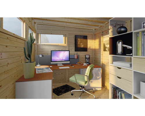 Kontor i trädgårdshus i trä med skrivbord, kontorsstol, hyllor och dator