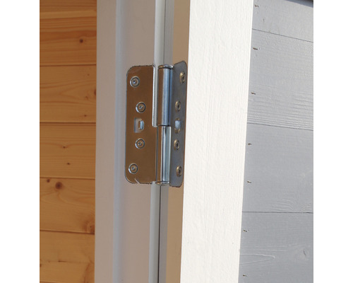 Närbild av ett metalldörrs gångjärn på en trädörr