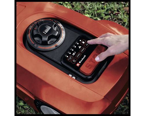 Einhell logotyp. Närbild av en robotgräsklippare med kontrollpanel och hand.
