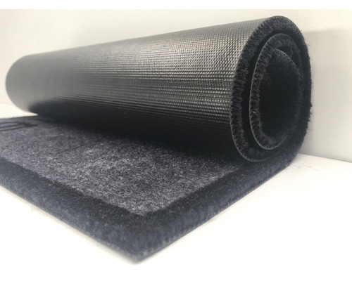 Grå gångmatta delvis upprullad