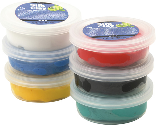 Stapel av Silk Clay i olika färger i plastbehållare