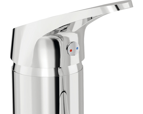 Detaljvy av en armatur med markering för varmt och kallt vatten