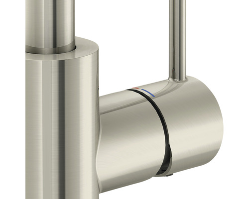 Detaljbild av en armatur med spak och markeringar för varmt och kallt vatten