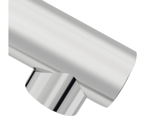 Detaljvy av en förkromad kranpip