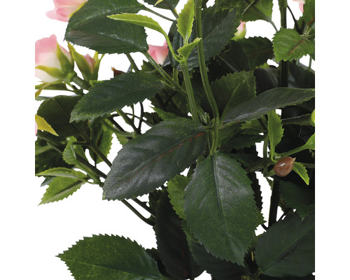 Närbild av en konstgjord ros med blad