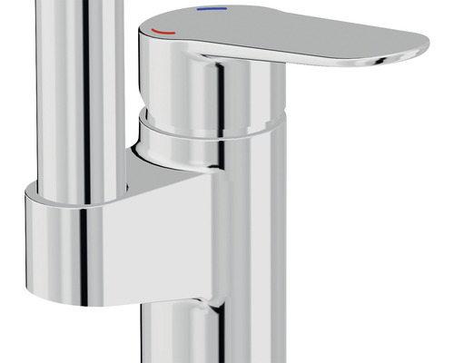 Detalj av kromad köksblandare