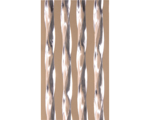 Närbild av fyra vridna, glänsande metallstänger