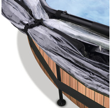 Detaljvy av en utomhusbubbelpool med ett transparent skydd för att skydda mot väder och vind.