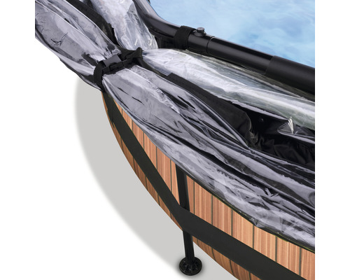 Detaljvy av en utomhusbubbelpool med ett transparent skydd för att skydda mot väder och vind.