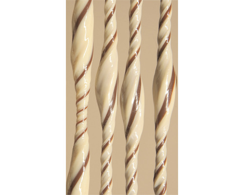 Närbild av fyra tvinnade stavar.