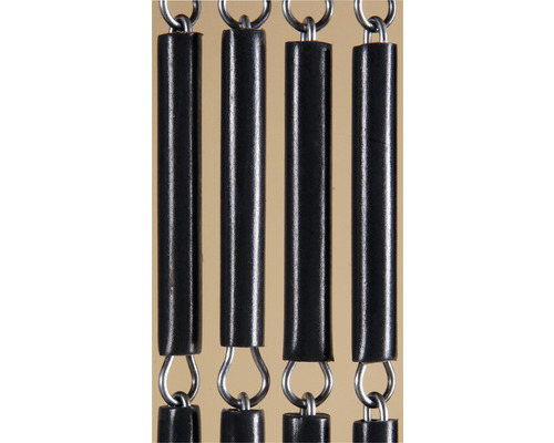 Detaljvy av en lamellgardin med plastprofiler och metallringar för upphängning