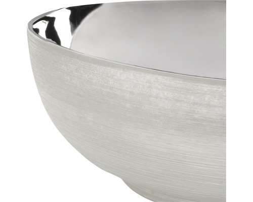 Närbild av en serveringsskål i metall.