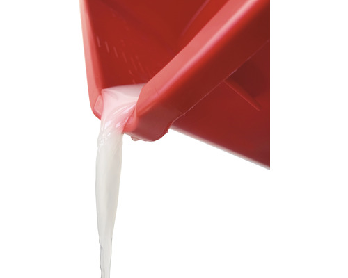 Hälla vätska från en röd behållare