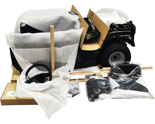 Golfbilsats på pall med tillbehör som ratt och säten.