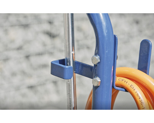 Detaljvy av en färgspruta med slanghållare