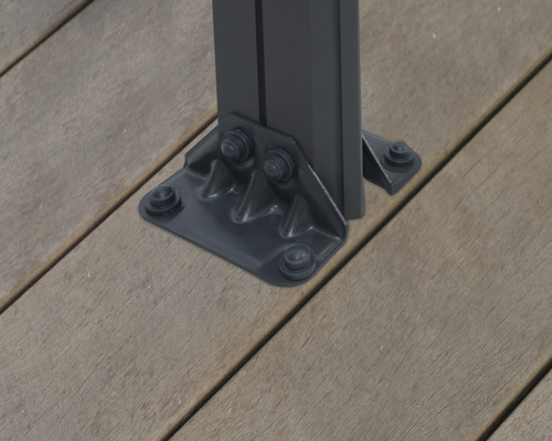 Detaljvy av en paviljongfästanordning på ett trädäck