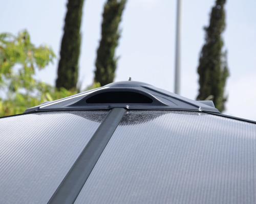 Närbild av polykarbonatväxthusets tak med ventilationsöppning