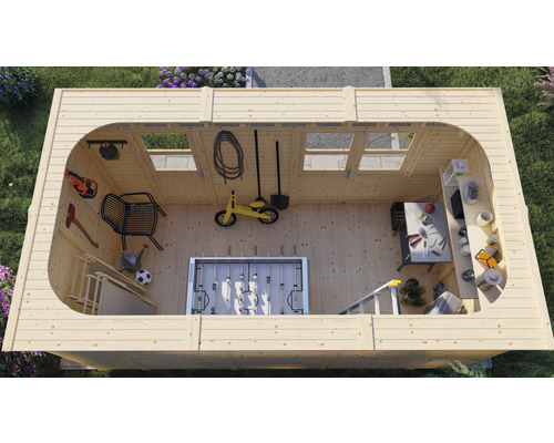 Ovanifrån ser man ett trädgårdshus i trä med fönster, hyllor, bordsfotboll, verktyg, barnleksaker och trädgårdsredskap.