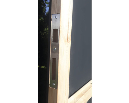 Detaljvy av en monterad slutbleck på en träram