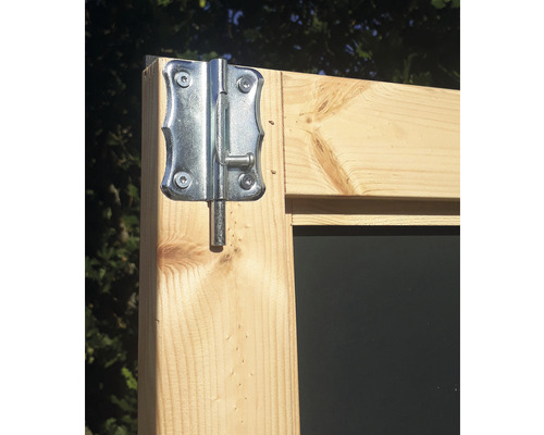 Detaljvy av en träram med ett spärrlås