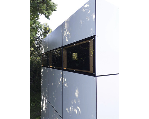 Utomhusvy av en trädgårdsskjul med fönster och fasadbeklädnad