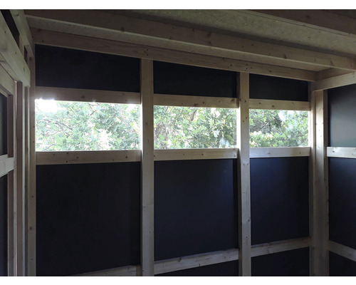 Interiör av trähus med fönster och träram