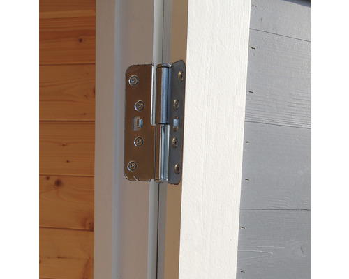 Närbild av ett dörrgångjärn på en trädörr