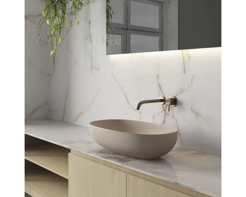 Badrum med tvättställsskål, armatur och spegel