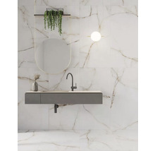 Modernt badrum med vägg- och golvplattor i marmorlook, tvättställ med spegel och belysning.