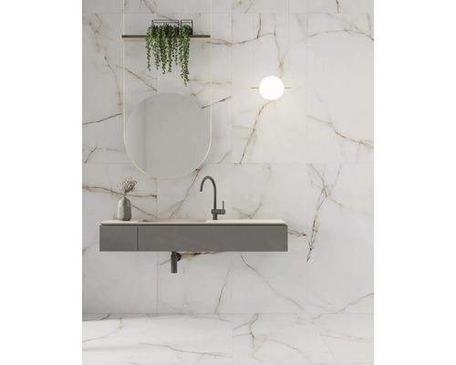 Modernt badrum med vägg- och golvplattor i marmorlook, tvättställ med spegel och belysning.