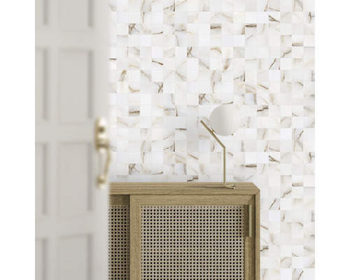 Scen med mosaikplattor på väggen, ett träskåp och en lampa.