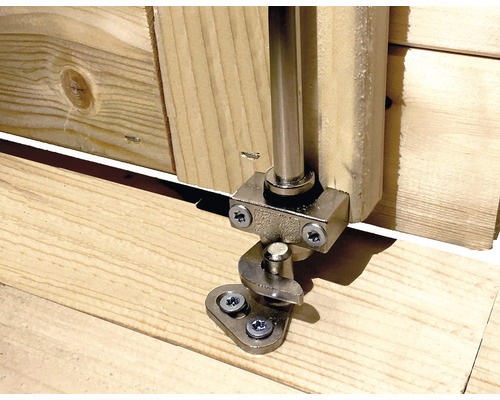 Detaljerad vy av ett dörrlås på en trädörr
