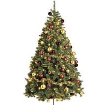 Dekorerad julgran med julgranskulor och ljusslinga