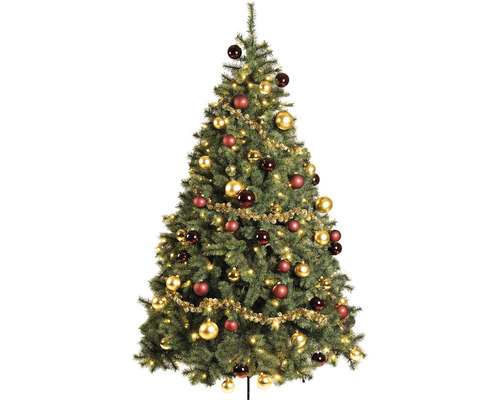 Dekorerad julgran med julgranskulor och ljusslinga