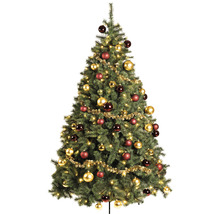 Dekorerad julgran med julgranskulor och ljusslinga