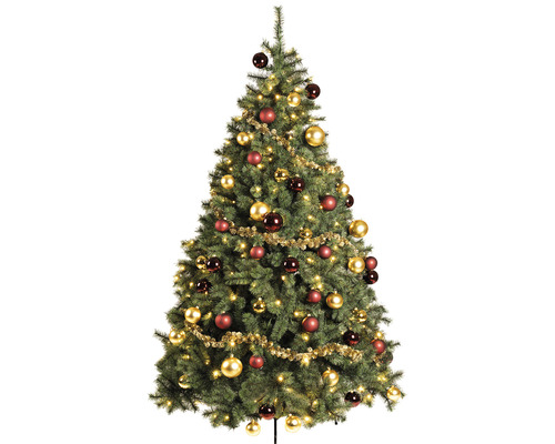 Dekorerad julgran med julgranskulor och ljusslinga