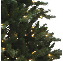 Närbild av en konstgjord julgran med belysning