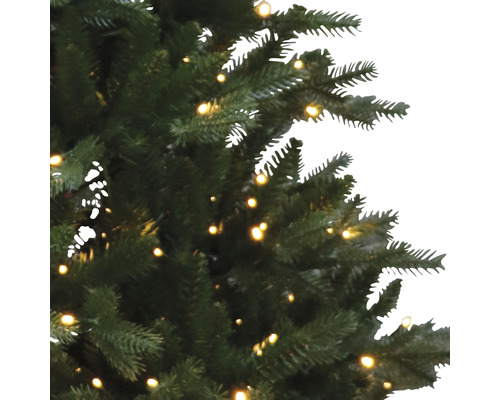 Närbild av en konstgjord julgran med belysning