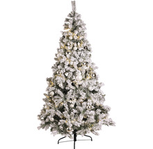 Dekorerad, snötäckt julgran med julgranskulor och belysning.