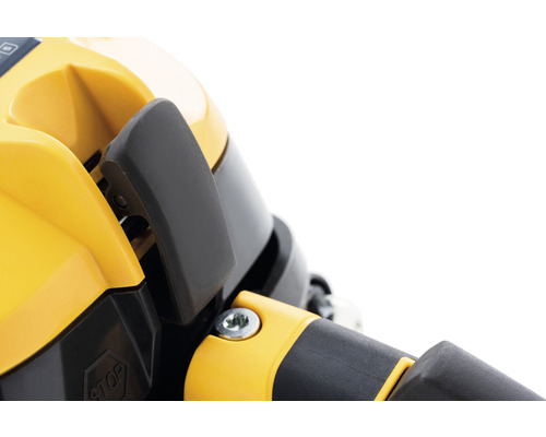 Närbild av ett gult och svart trädgårdsredskap med kontroller