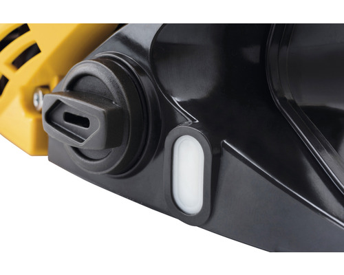 Detaljvy av en motorsågsdel med oljetank och stängning