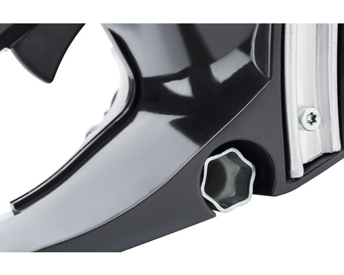 Detaljvy av en motorsåg med monteringshål