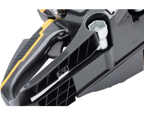 Detaljvy av en motorsåg med handtag