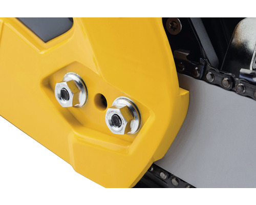 Närbild av en motorsåg med skruvar