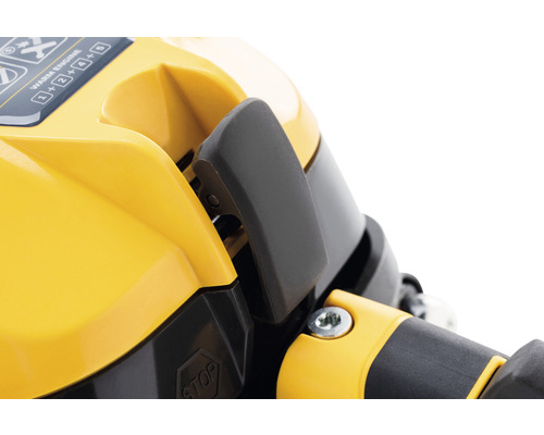 Detaljvy av ett gult motorhölje med svart spak