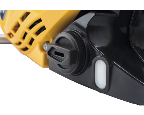 Närbild av en motorsåg med tanklock och nivåindikator