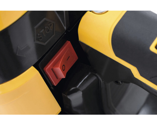 Närbild av en röd strömbrytare med markeringarna ''0'' och ''-'' och texten ''STOP''.